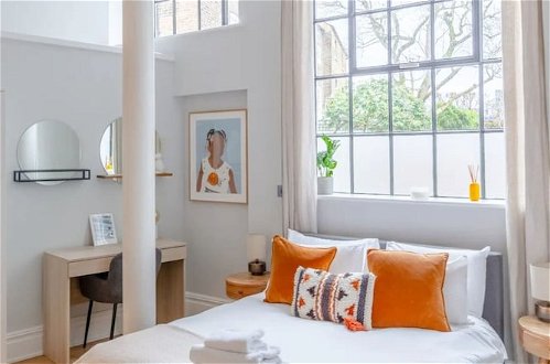 Photo 2 - Bright and Stylish 2 Bedroom Flat in Chiswick