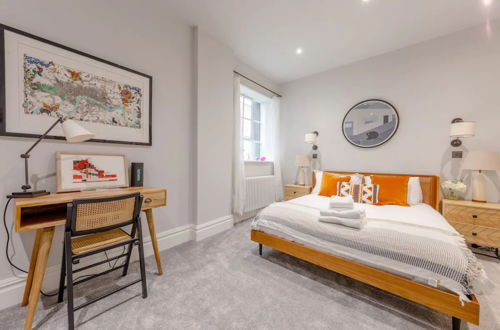 Photo 13 - Bright and Stylish 2 Bedroom Flat in Chiswick