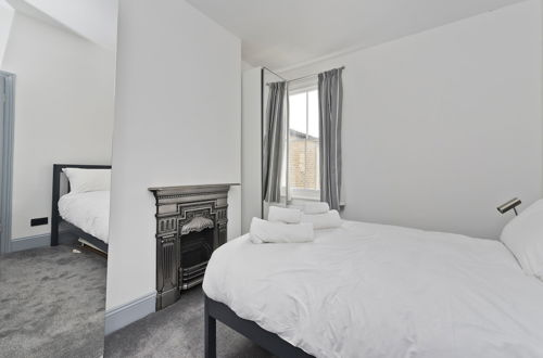 Photo 2 - Stylish one Bedroom Flat Near Kew Gardens by Underthedoormat