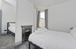 Photo 2 - Stylish one Bedroom Flat Near Kew Gardens by Underthedoormat