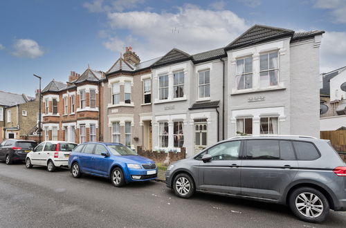 Photo 13 - Stylish one Bedroom Flat Near Kew Gardens by Underthedoormat