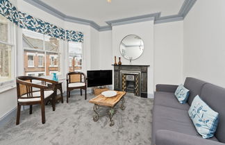 Photo 1 - Stylish one Bedroom Flat Near Kew Gardens by Underthedoormat