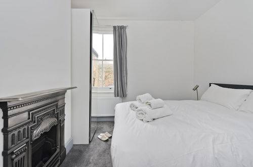 Photo 3 - Stylish one Bedroom Flat Near Kew Gardens by Underthedoormat