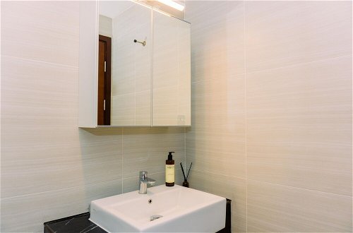 Photo 12 - Full Furnished With Modern Design 1Br At West Vista Apartment