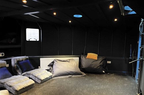 Photo 40 - Duplex Barge/cinema Room/ 6 Ensuite Double-triple Bedrooms. Great Social Spaces