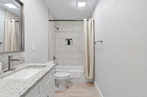 Photo 18 - Modern 1BR Near UT Hyde Park Evonify