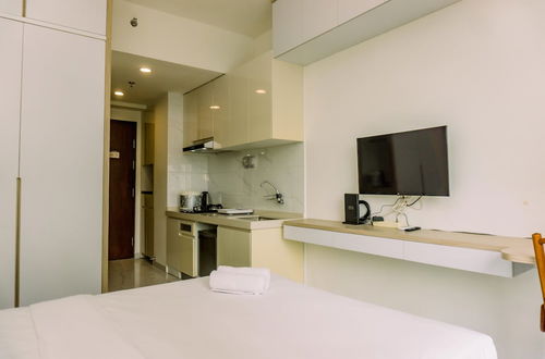 Photo 8 - Well Furnished And Comfy Studio Sky House Bsd Apartment