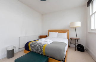 Photo 3 - Bright 1 Bedroom Apartment in Hackney Near Colombia Road