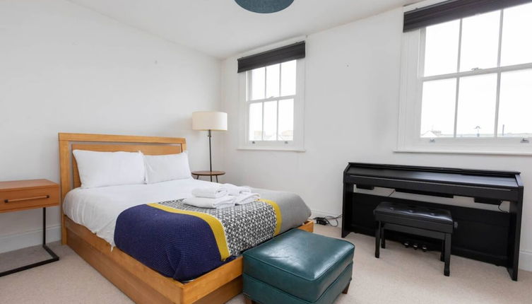 Photo 1 - Bright 1 Bedroom Apartment in Hackney Near Colombia Road