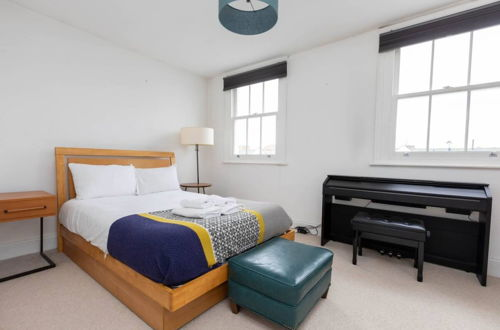Photo 1 - Bright 1 Bedroom Apartment in Hackney Near Colombia Road