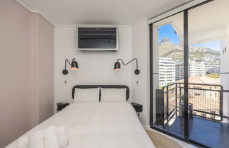 Foto 2 - Chic and Modern 1 Bedroom Apartment With Lions Head View