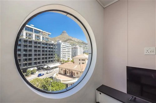 Photo 13 - Chic and Modern 1 Bedroom Apartment With Lions Head View