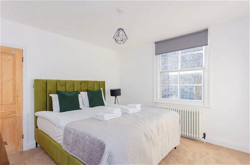 Photo 5 - Unique and Sun Filled 2 Bedroom Flat With Balcony -hackney