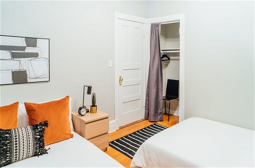 Photo 5 - Sophisticated 2BR in Wrigleyville