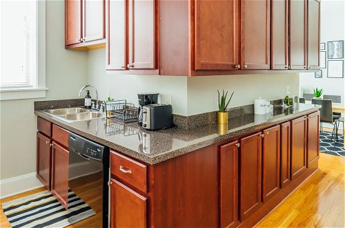 Photo 14 - Sophisticated 2BR in Wrigleyville
