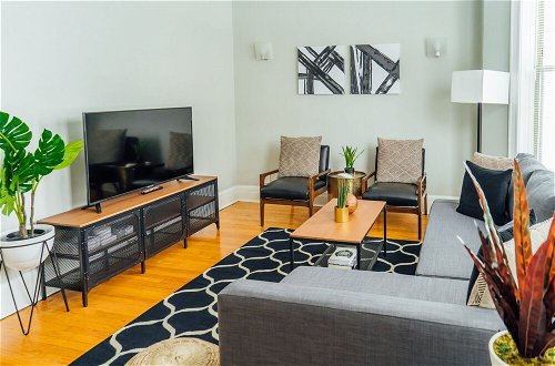 Photo 17 - Sophisticated 2BR in Wrigleyville