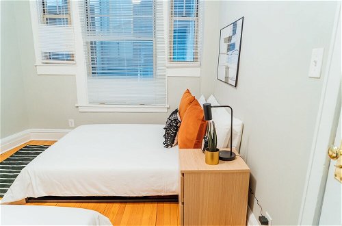Photo 4 - Sophisticated 2BR in Wrigleyville