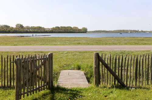 Foto 15 - Detached Villa With Views Over Lake Veere