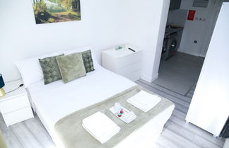 Photo 1 - Stunning 1-bed Apartment in Harrow With Parking