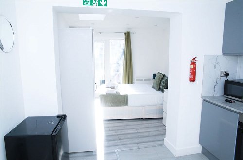 Photo 4 - Stunning 1-bed Apartment in Harrow With Parking