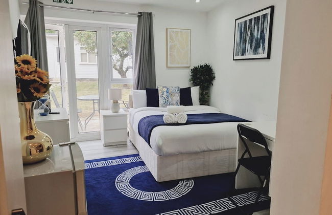 Stunning 1-bed Apartment in Harrow With Parking - Photo 1