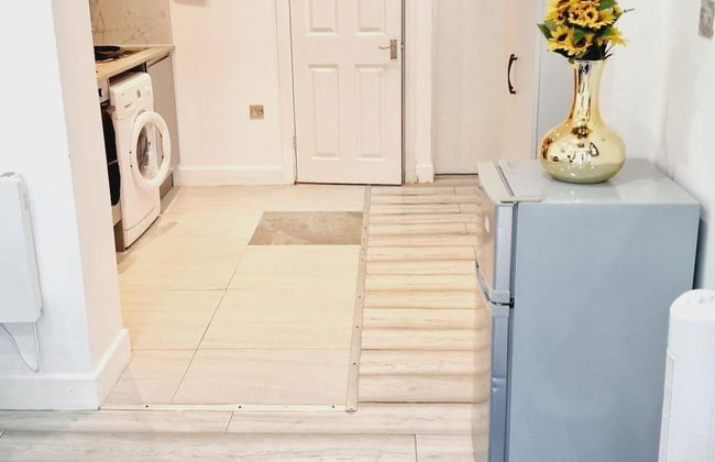 Stunning 1-bed Apartment in Harrow With Parking - Photo 10