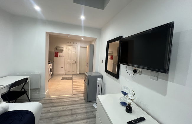 Stunning 1-bed Apartment in Harrow With Parking - Photo 9