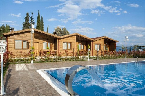Photo 5 - Luxurious Suits Surrounded by Nature With Jacuzzi Shared Pool in Bursa