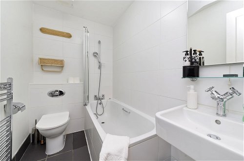 Photo 15 - Bright one Bedroom Apartment With Balcony in Maida Vale by Underthedoormat