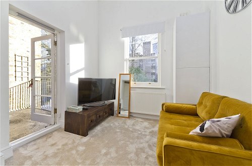 Photo 9 - Bright one Bedroom Apartment With Balcony in Maida Vale by Underthedoormat