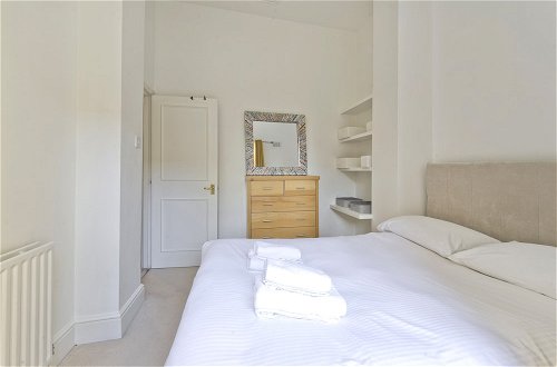 Photo 4 - Bright one Bedroom Apartment With Balcony in Maida Vale by Underthedoormat