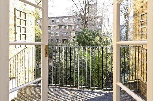 Photo 13 - Bright one Bedroom Apartment With Balcony in Maida Vale by Underthedoormat