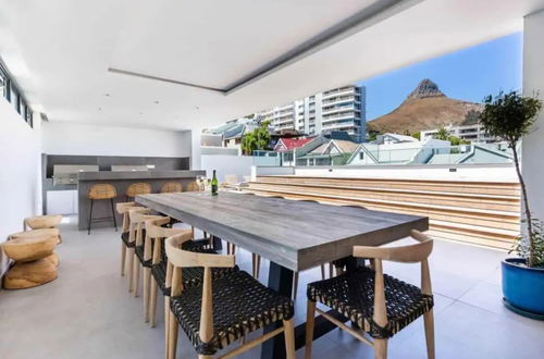 Photo 18 - Modern and Bright 1BD APT in Sunny Sea Point