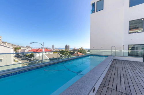 Photo 15 - Modern and Bright 1BD APT in Sunny Sea Point