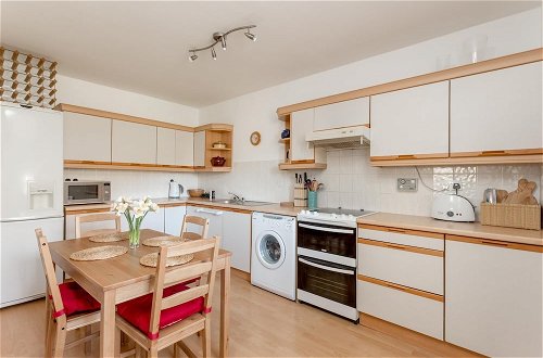 Photo 15 - 400 Attractive 2 Bedroom Apartment in Lovely Dean Village