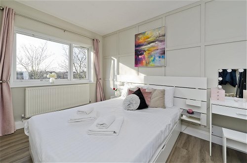 Photo 2 - Attractive two Bedroom Flat in Ealing Broadway by Underthedoormat