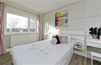 Photo 2 - Attractive two Bedroom Flat in Ealing Broadway by Underthedoormat