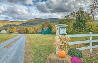 Foto 3 - Luxe 'green Barn' Near Skiing w/ Mt Equinox Views