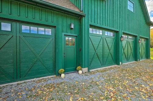 Foto 5 - Luxe 'green Barn' Near Skiing w/ Mt Equinox Views