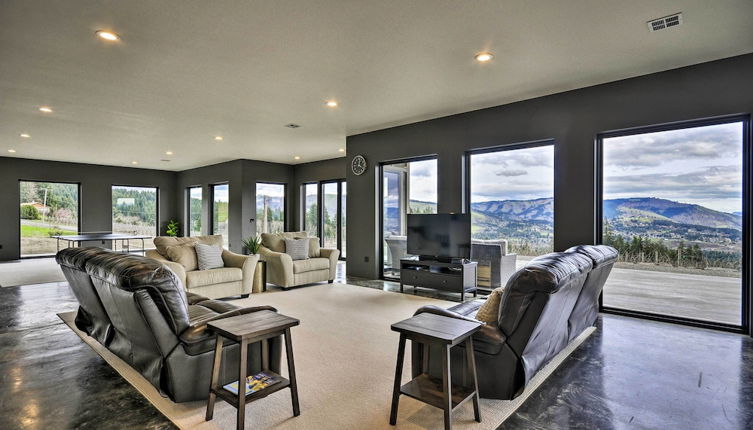 Photo 1 - Luxury Home W/views - 5 Min to Columbia River