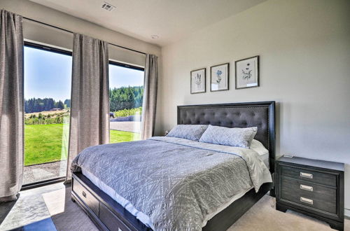 Photo 24 - Luxury Home W/views - 5 Min to Columbia River