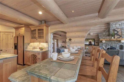 Foto 32 - Penticton Lodge by Avantstay Log Cabin Home w/ Incredible Views, Large Patio & Hot Tub
