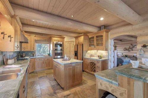 Photo 3 - Penticton Lodge by Avantstay Log Cabin Home w/ Incredible Views, Large Patio & Hot Tub