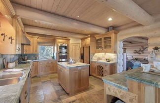 Photo 3 - Penticton Lodge by Avantstay Log Cabin Home w/ Incredible Views, Large Patio & Hot Tub