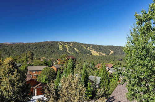 Foto 25 - Penticton Lodge by Avantstay Log Cabin Home w/ Incredible Views, Large Patio & Hot Tub