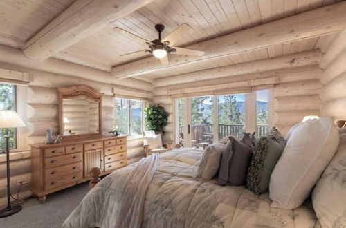 Photo 1 - Penticton Lodge by Avantstay Log Cabin Home w/ Incredible Views, Large Patio & Hot Tub