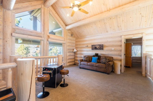 Foto 16 - Penticton Lodge by Avantstay Log Cabin Home w/ Incredible Views, Large Patio & Hot Tub