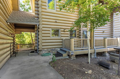 Foto 41 - Penticton Lodge by Avantstay Log Cabin Home w/ Incredible Views, Large Patio & Hot Tub