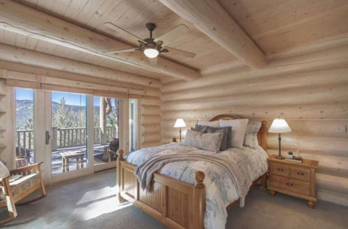 Foto 13 - Penticton Lodge by Avantstay Log Cabin Home w/ Incredible Views, Large Patio & Hot Tub