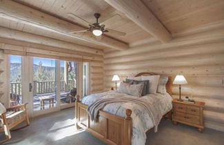 Foto 3 - Penticton Lodge by Avantstay Log Cabin Home w/ Incredible Views, Large Patio & Hot Tub